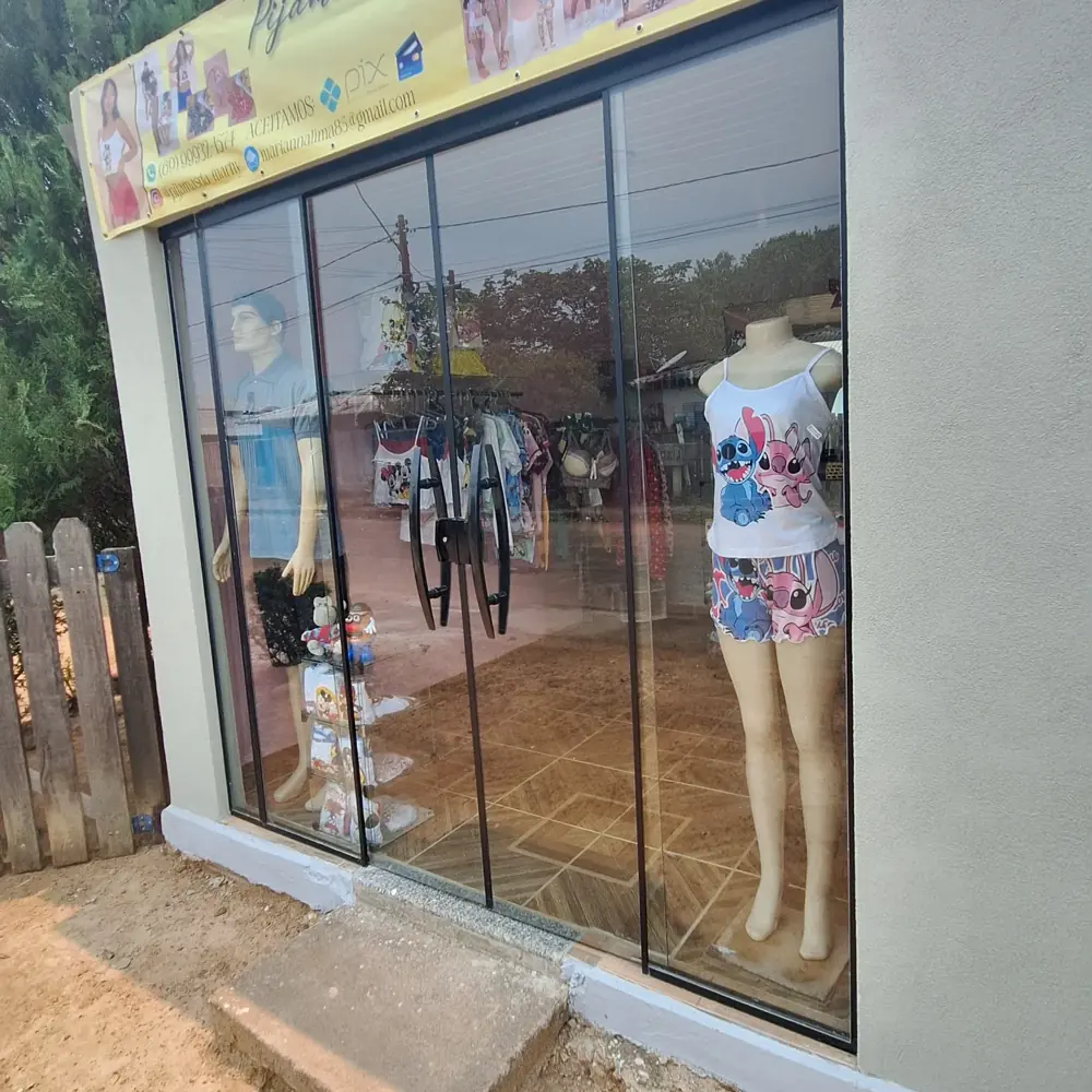 Fachada da loja Marhy Pijamas, com vitrine de vidro e manequim com short doll